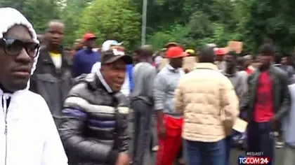 Protest violent al imigranţilor africani la Milano. Sunt nemulţumiţi de condiţiile din tabără FOTO VIDEO