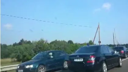 Coloana oficială a lui Iohannis, filmată pe Valea Oltului. Şoferii traşi pe dreapta din cauza preşedintelui