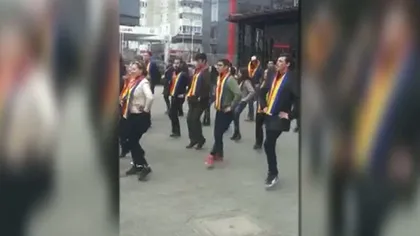 Mai mulţi românii încing un dans în mijlocul străzii în Spania VIDEO
