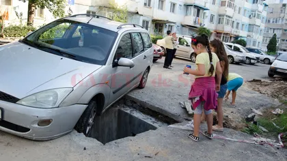 Un şofer din Craiova a căzut cu maşina într-o groapă dintre blocuri