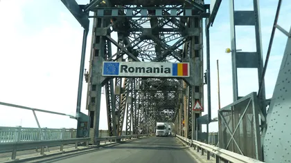 Aglomeraţie la punctul de trecere frontierei de la Giurgiu - Ruse. S-au format cozi de opt kilometri
