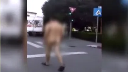 IMAGINI ULUITOARE. Bărbat GOL printre maşini în Târgu Jiu VIDEO