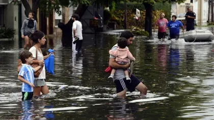 Trei morţi şi 11.000 de persoane evacuate din cauza inundaţiilor din Argentina