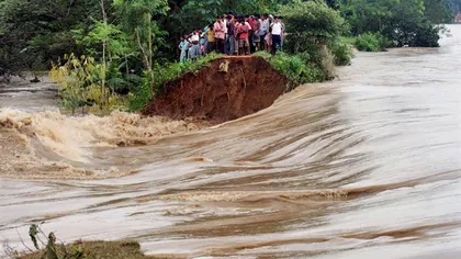 INUNDAŢII după ploile torenţiale care au lovit India: 13 persoane au murit