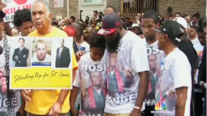 Focuri de armă la comemorarea din Ferguson, unde un tânăr de culoare a fost ucis în urmă cu un an VIDEO