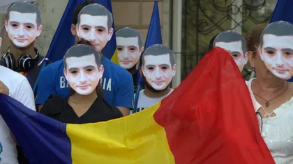 Ponta, întâmpinat la Chişinău, de Ziua Independenţei, de prounionişti cu măşti cu chipul lui George Simion