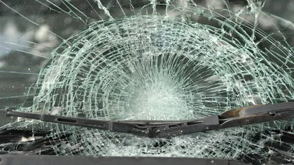 Maşină distrusă de tencuiala căzută de pe bloc VIDEO
