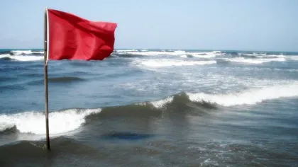 Alertă maximă pe litoral, salvamarii au arborat steagul roşu în mai multe staţiuni. Un bărbat a dispărut la Eforie Nord