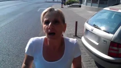 Reacţia agresivă a unei femei dintr-o maşină care a blocat un trotuar în Timişoara VIDEO
