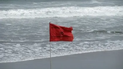 Salvamarii au arborat steagul roşu pe plajele din sudul litoralului