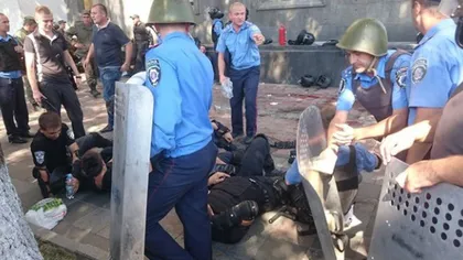 Violenţe în faţa Parlamentului din Kiev: Cel puţin 120 de poliţişti au fost răniţi VIDEO