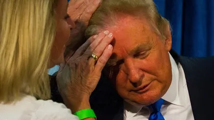 Donald Trump recurge la gesturi extreme pentru a dovedi că nu poartă perucă VIDEO