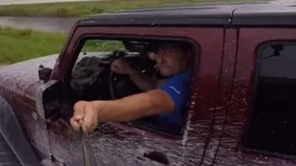 Mare BOLOVAN. Ce a păţit un bărbat care a folosit selfie stick-ul în timp ce se afla la volan VIDEO