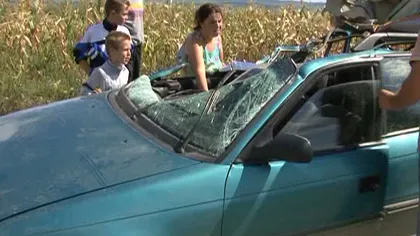 ACCIDENT în Suceava: Maşină ruptă de excavator, un pasager rănit grav