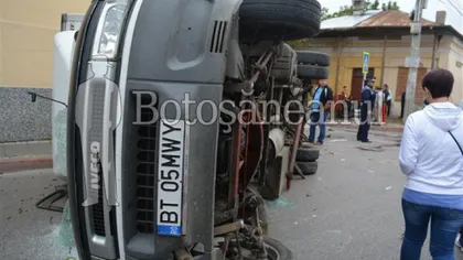 ACCIDENT în Botoşani. O camionetă s-a răsturnat după ce a fost lovită de un autoturism