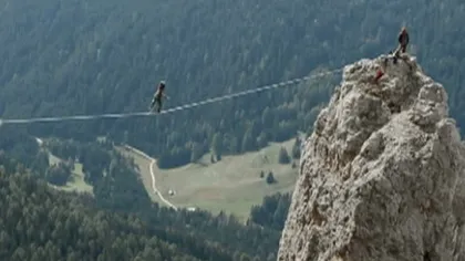 Cascadorie EXTREMĂ pe un vârf de munte. Doi bărbaţi şi-au riscat viaţa pentru un spectacol terifiant VIDEO