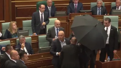 Premierul kosovar, ATACAT cu OUĂ de parlamentari. VIDEO