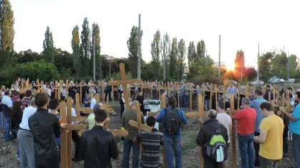 PROTEST în Bucureşti. 100 de CRUCI SFINŢITE, puse în locul unde urmează să fie construită o moschee