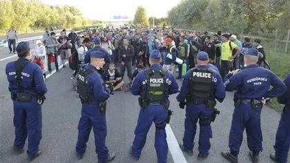 Ungaria: Sute de migranţi au plecat pe jos spre Budapesta