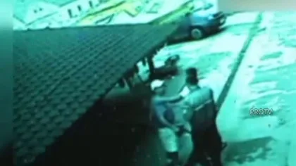 Momente de groază într-un bar din Timiş. Un bărbat a intrat cu o drujbă în local şi a distrus tot VIDEO