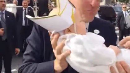 Papa Francisc, fermecat de un bebeluş costumat în haine papale. Ce GEST a făcut Suveranul Pontif VIDEO