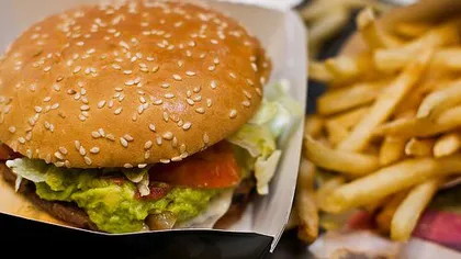 Pericolele din mâncarea fast-food. Câte calorii are de fapt