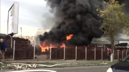 Incendiu de proporţii în Cluj, la un depozit de cauciucuri. O femeie s-a intoxicat cu fum VIDEO