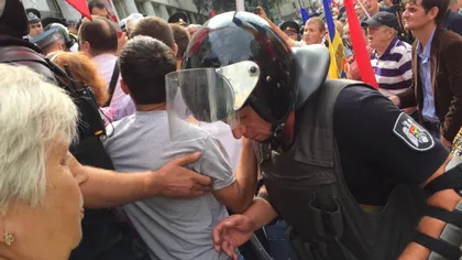 Miting cu bătăi şi arestări la Chişinău: Persoane rănite în confruntări dintre manifestanţi şi poliţişti VIDEO