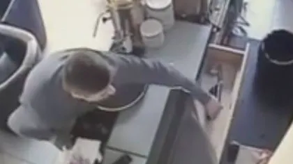Un bărbat este dat în urmărire pe Facebook după ce a furat dintr-o cafenea VIDEO