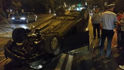 Accident grav: O maşină s-a răsturnat pe refugiul de tramvai. VIDEO