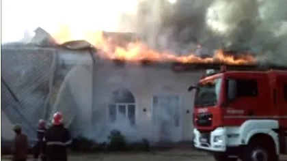 Incendiu VIOLENT în Argeş. O grădiniţă, un dispensar, o farmacie şi un cămin cultural s-au făcut scrum VIDEO