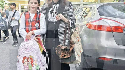 Adriana Iliescu a însoţit-o pe Eliza în prima zi de şcoală. Cea mai bătrână mamă îşi vrea fiica profesoară