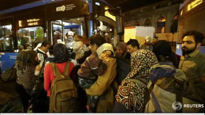 CRIZA IMIGRANŢILOR. Primii refugiaţi transportaţi cu autobuze ungare au ajuns la frontiera austriacă