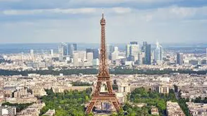 ALERTĂ TEORISTĂ în Paris. Turnul Eiffel a fost evacuat şi închis