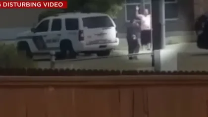 Un bărbat cu braţele ridicate în semn de predare, ucis cu sânge rece de poliţiştii americani VIDEO