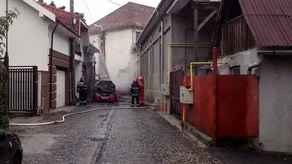 Explozie în Baia Mare. O maşină a luat foc. Incendiul a cuprins şi o casă VIDEO