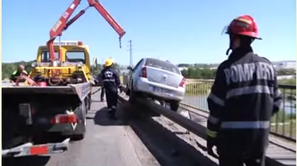 Accident SPECTACULOS în Prahova. Un şofer a rămas suspendat pe un POD VIDEO