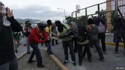 Proteste violente la un an de la dispariţia a 43 de studenţi în Mexic