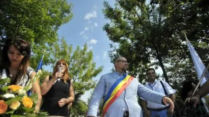 Edilul Piedone a oficiat simultan 32 de căsătorii într-un parc din Capitală VIDEO
