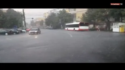 Ploaie şi grindină în Piteşti. Străzile oraşului s-au inundat în câteva minute VIDEO