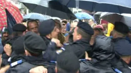 Protest violent la Mehedinţi. Sute de protestatari s-au îmbrâncit cu jandarmii VIDEO