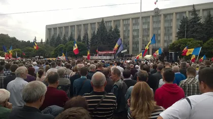Proteste de amploare la Chişinău. Zeci de mii de oameni cer demisia preşedintelui şi a guvernului