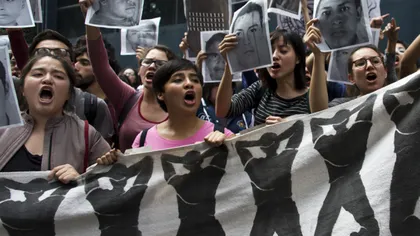 Proteste în Mexic pentru zeci de studenţi care au dispărut. Birourile procuraturii, devastate