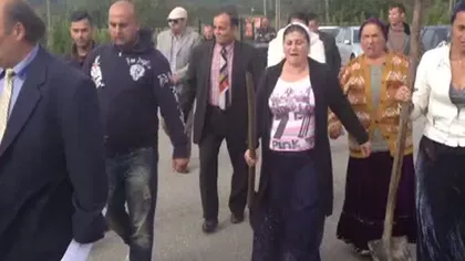 SCANDAL cu romi la o primărie din Argeş. Primarul a chemat poliţia VIDEO