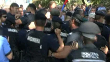 Primar din România, AGRESAT de protestatari. SCANDAL cu jandarmii VIDEO