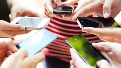 Românii, DEPENDENŢI de dispozitivele mobile: Tinerii îşi verifică şi de 200 de ori pe zi telefonul
