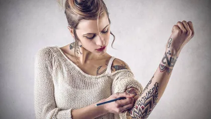 Proiect de lege: Fără tatuaje şi piercinguri la şcoală