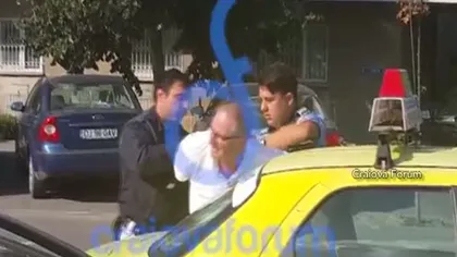 SCANDAL în trafic, la Craiova. Un taximetrist agresiv a fost încătuşat de poliţişti VIDEO
