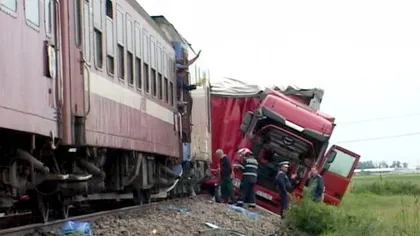 Trafic feroviar blocat timp de patru ore între Simeria şi Petroşani, după ce un tir a fost lovit de tren