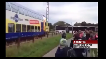 Accident ŞOCANT. Un autocar şcolar a fost lovit de tren. Cum au scăpat elevii VIDEO